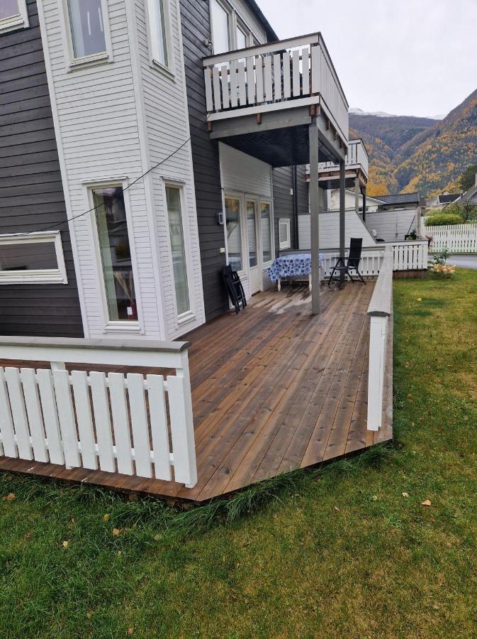 Apartamento Hillegard Lærdalsøyri Exterior foto